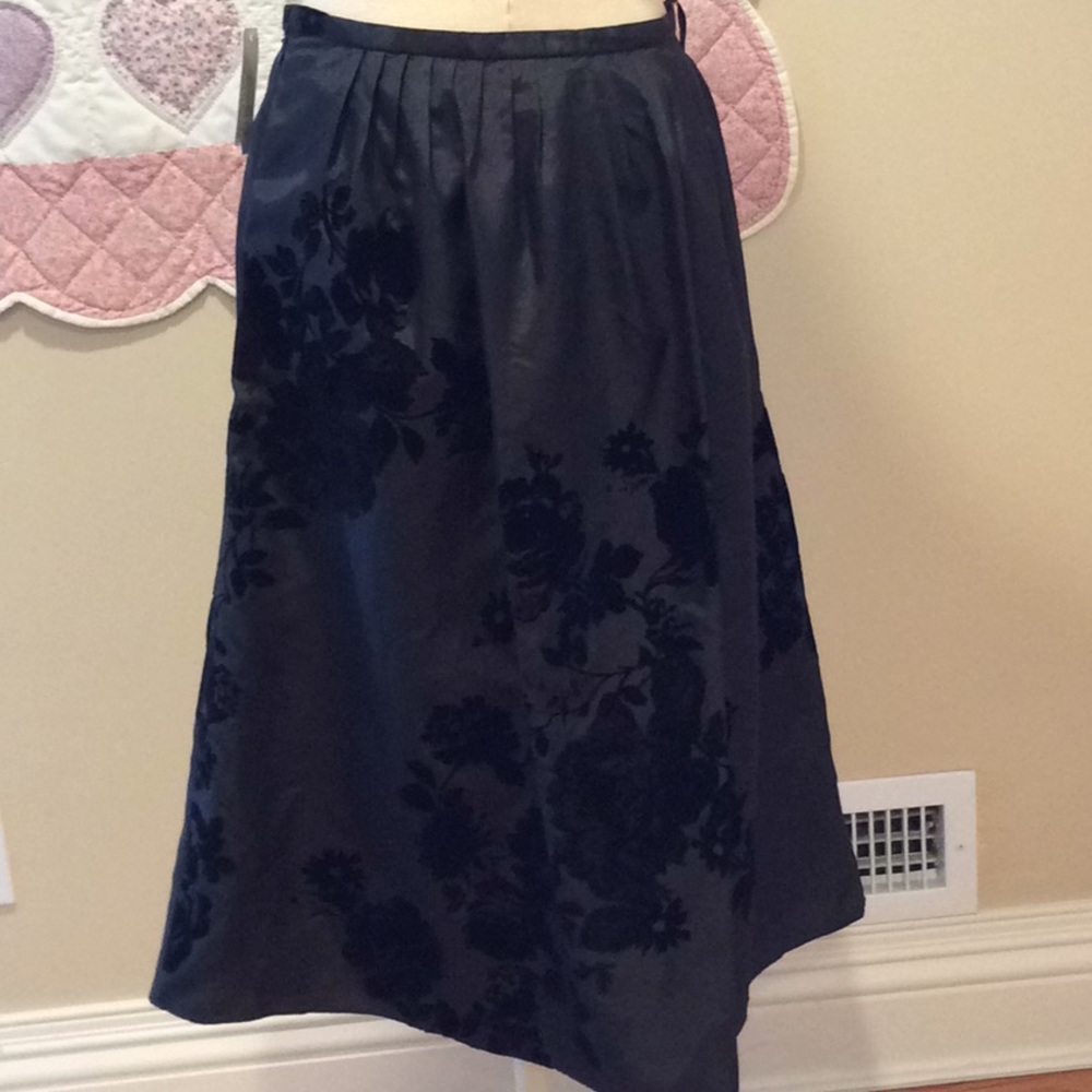 Black skirt with velvet